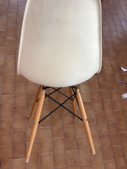 Cadeira branca tipo Eames