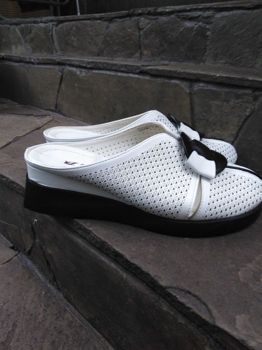 Шлепанцы на танкетке