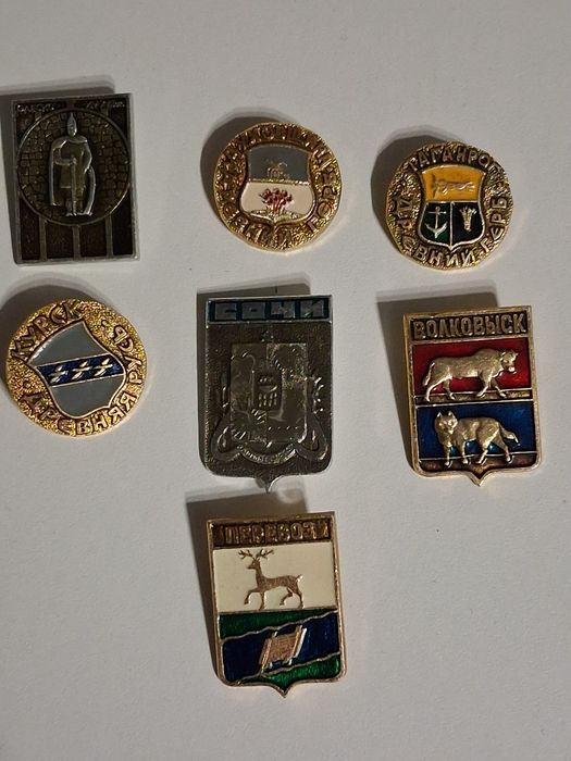 Продам значки разные