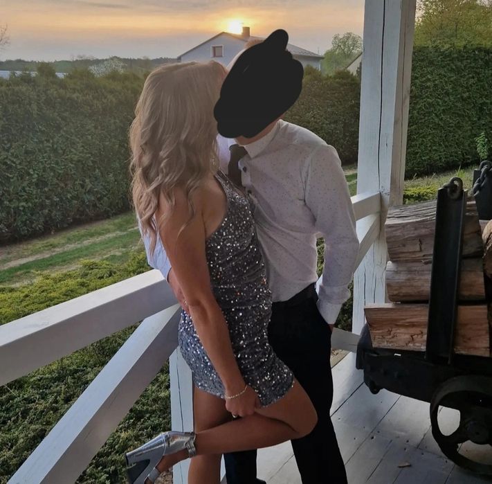 Sukienka cekinowa na jedno ramie