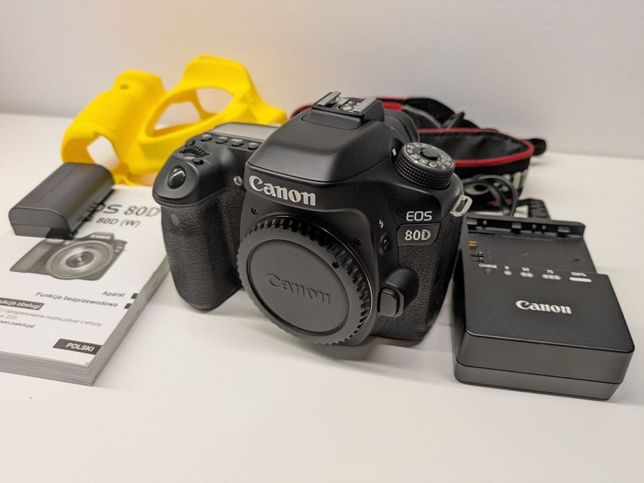 Canon EOS 80D +bateria, ładowarka, etui, smycz, szkła ochronn