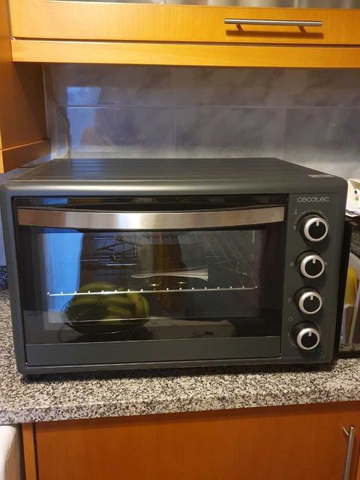 Forno Elétrico de Bancada Cecotec – Novo, Nunca Usado (Com Acessórios e Manual)