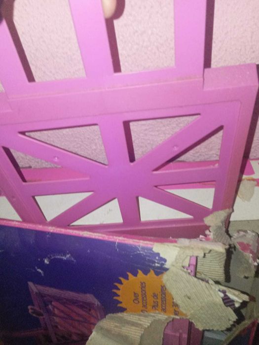 Brinquedo da Barbie penso que está completo defeitos na caixa