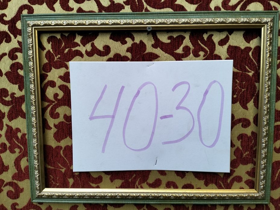 Рамки для картин. Очень много рамок.