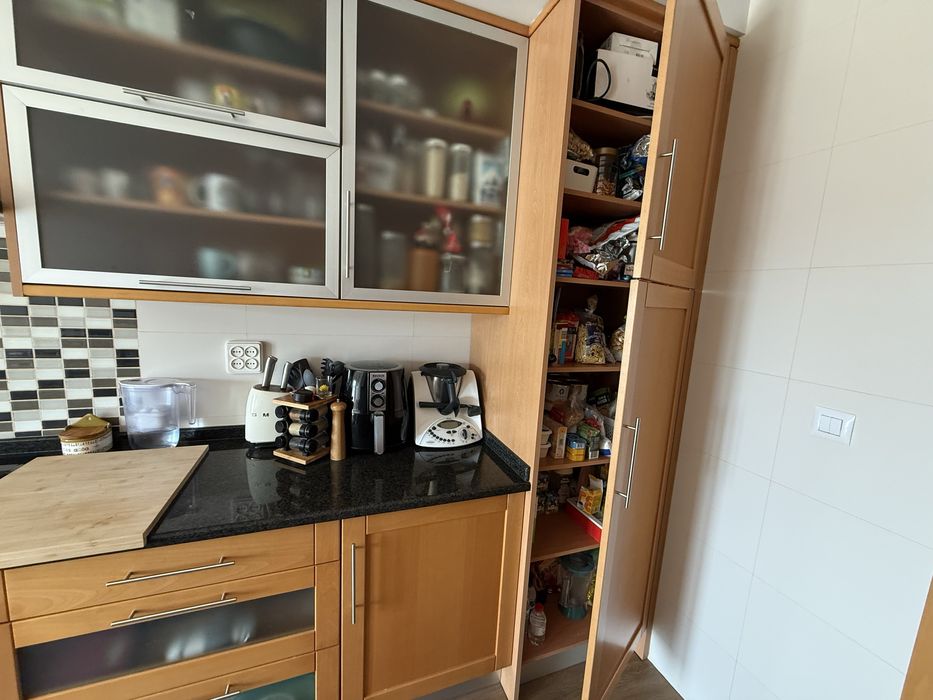 Cozinha completa com bancada em pedra natural