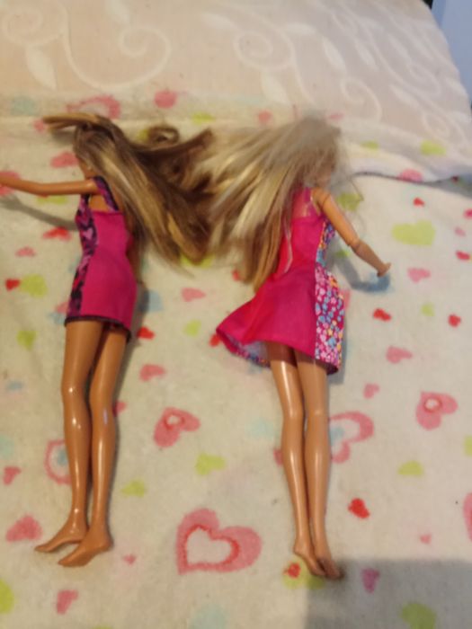 Duas Barbies antigas