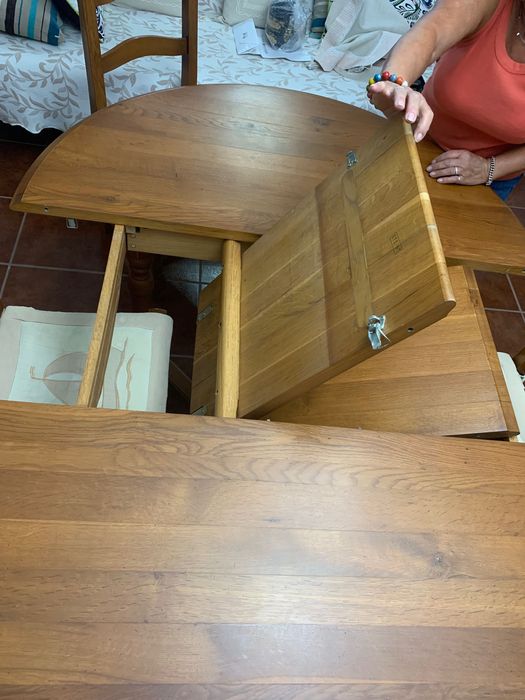 Mesa de sala mais cadeiras em madeira