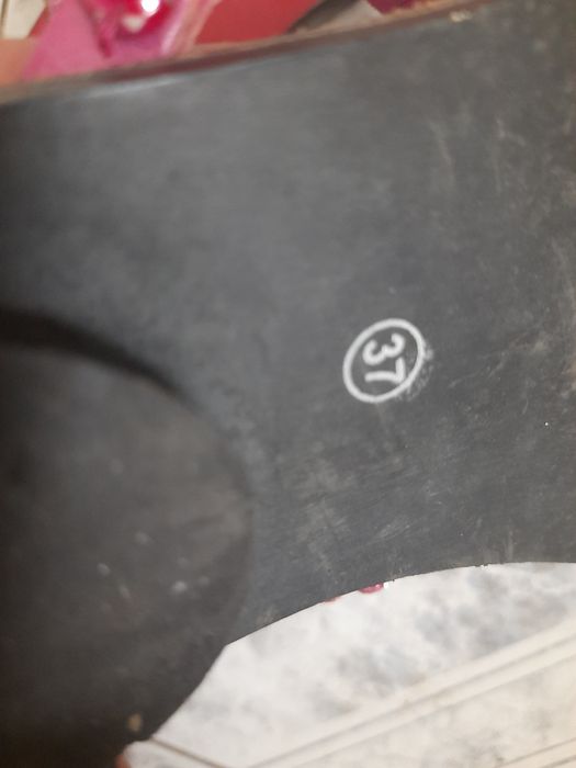 Czerwone skórzane klapki damskie na szersza stopę 37