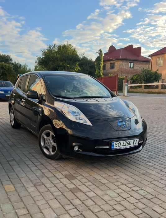Nissan leaf  2012 року запас 110 км гарний стан 24кіловати 9-поділок