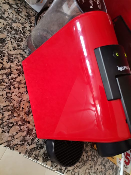 Vendo Máquina de Café Nespresso DeLonghi (COM PROBLEMA)