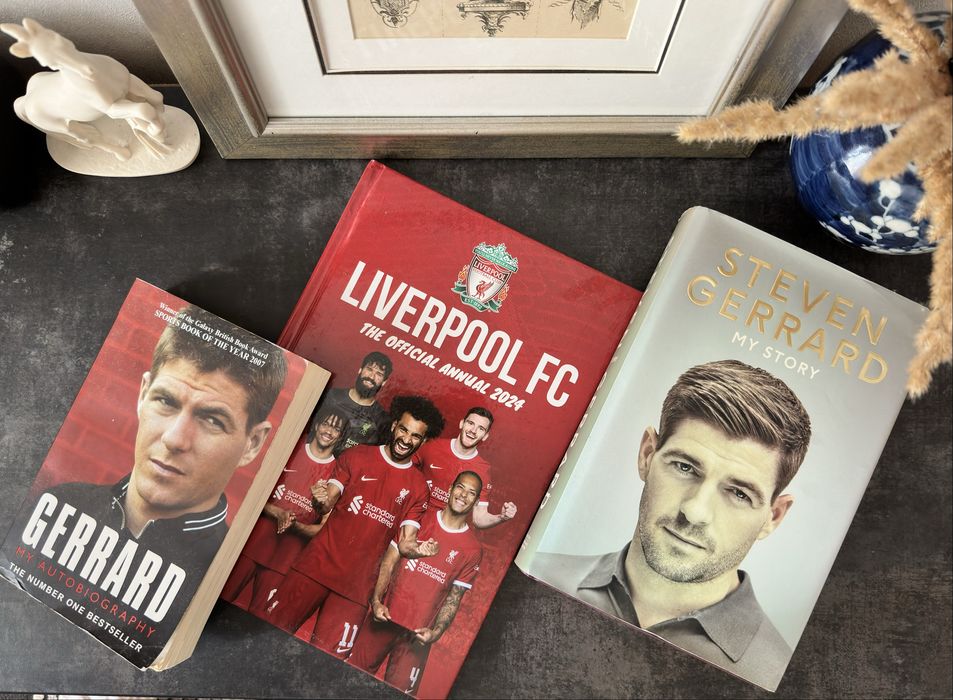 Книги Steven Gerrard та щорічник Liverpool FC