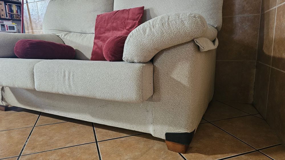 Sofá Beje de 2 Lugares Usado