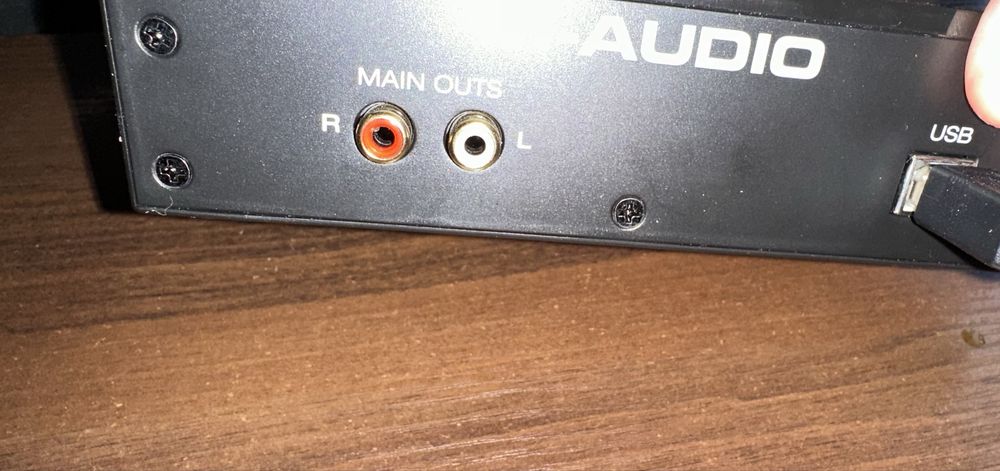 Звукова карта M-AUDIO M-Track solo і студійні навушники.