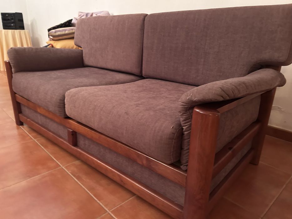 Sofá sala, copa, adega. Dois lugares. Almofadas das costas, amovíveis.
