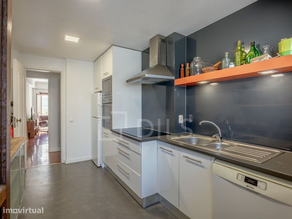 Apartamento T2 com varanda e elevador, em Oeiras.