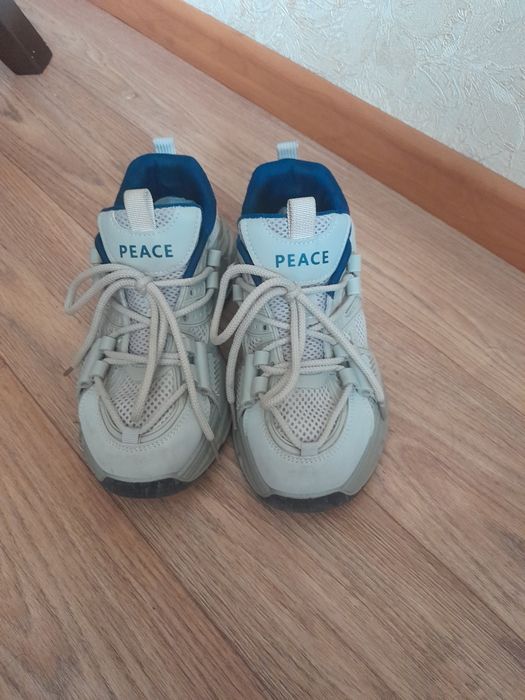 Продам кросівки жіночі