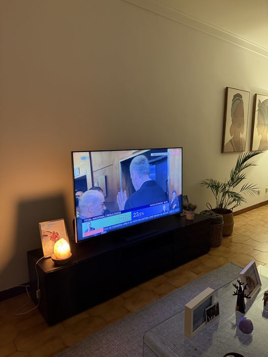 Aparador Movél Besta TV - 3 módulos Preto (180x42x38 cm)
