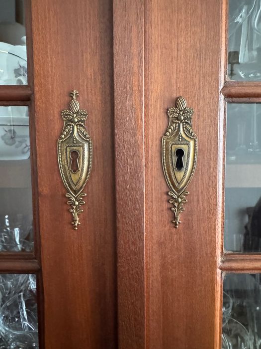 Cristaleira com aparador em mogno maciço – estilo Dª Maria
