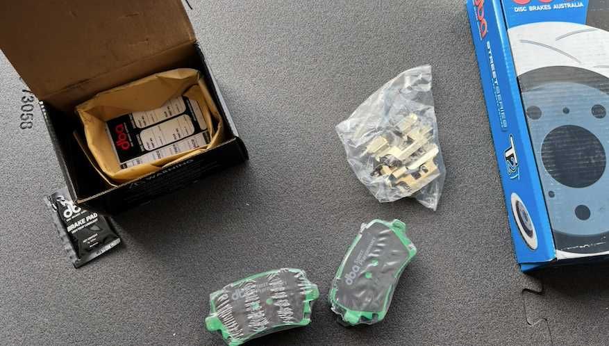 Kit Travoes DBA raseiro-Discos ranhurados + pastilhas DBA2813S-1865SPT