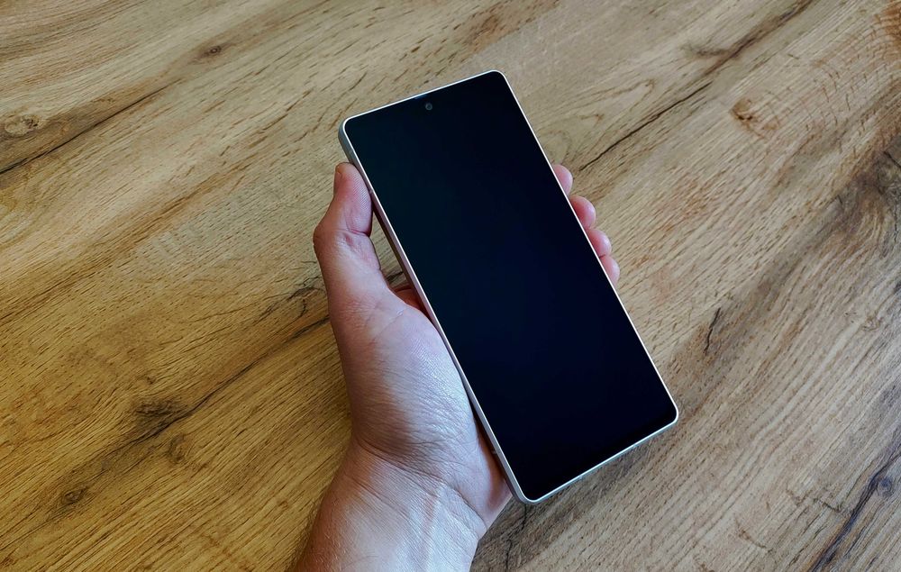 Протиударний смартфон Sharp AQUOS R8 (2sim,4570ma,6.4" 240гц,IP68,NFC)