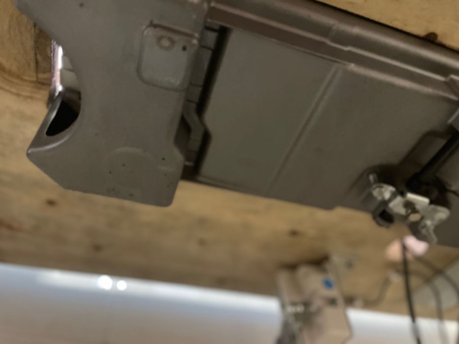 Máquina de costura industrial JACK H2 (com mesa e motor) – Aveiro