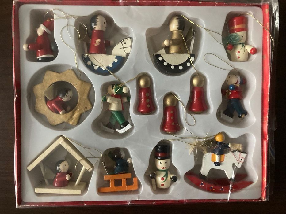 Новорічні прикраси деревʼяні іграшки, ялинкова гірлянда, Дід Мороз