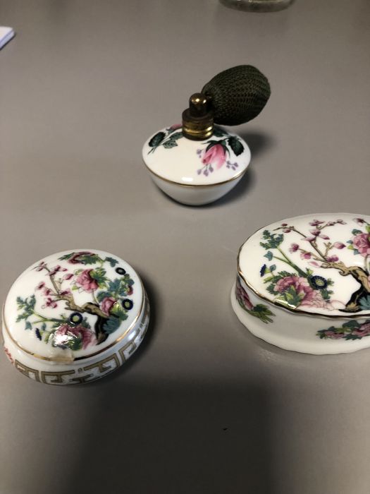 Três adornos de vitrine