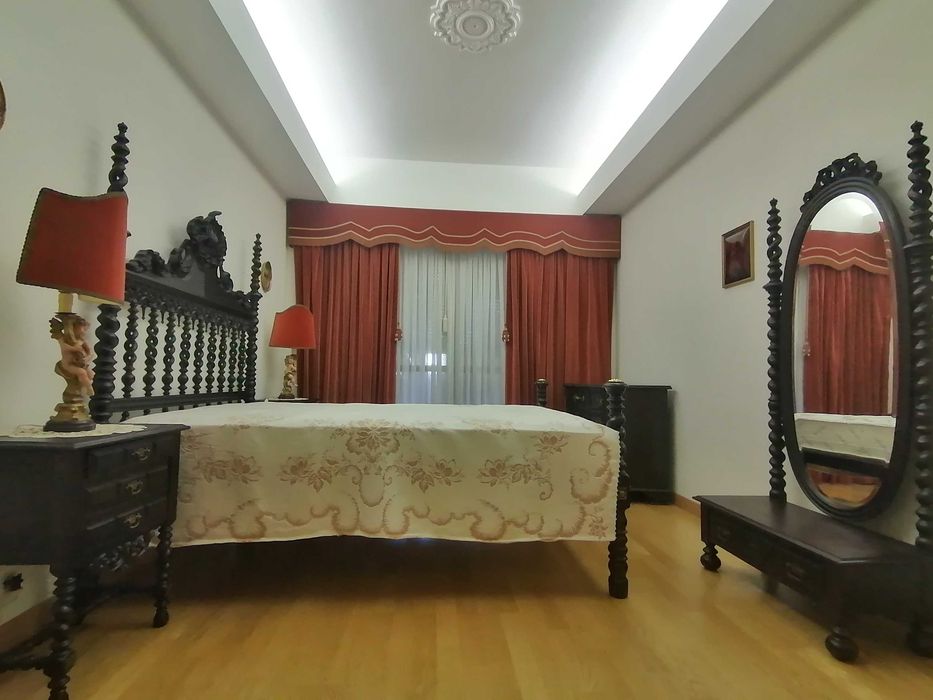 Cama em madeira, antiga, com estrado e colchão (muito pouco uso, sem nódoas ou cheiros)