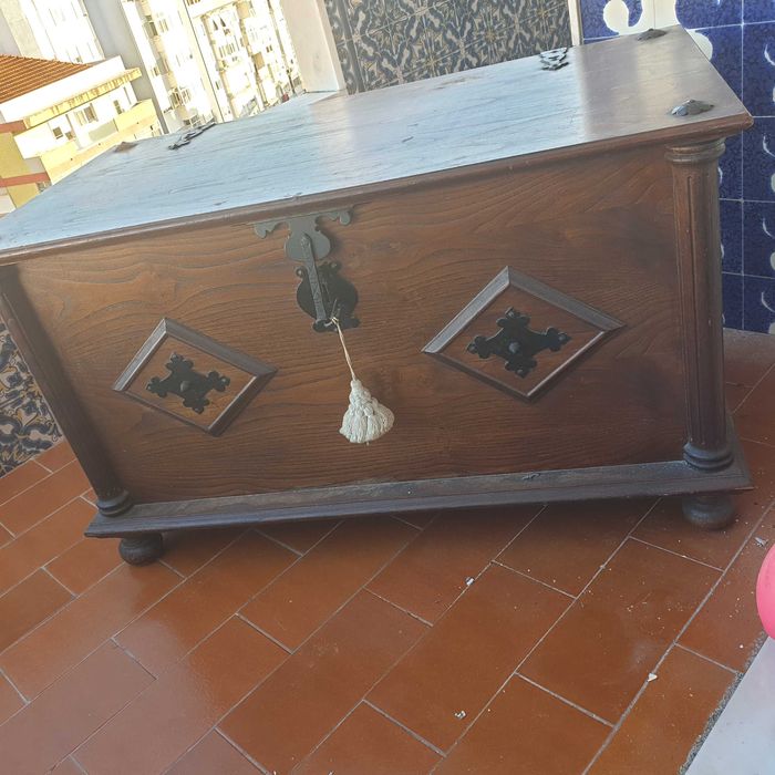 Baú em madeira de castanho