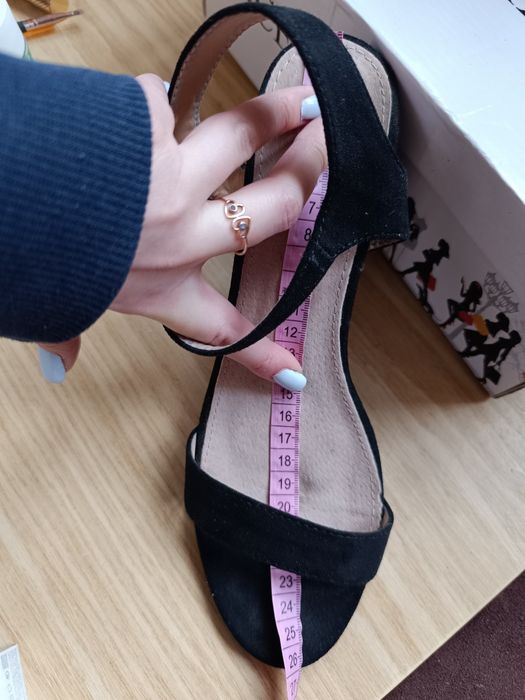 Czarne sandałki na słupku 39