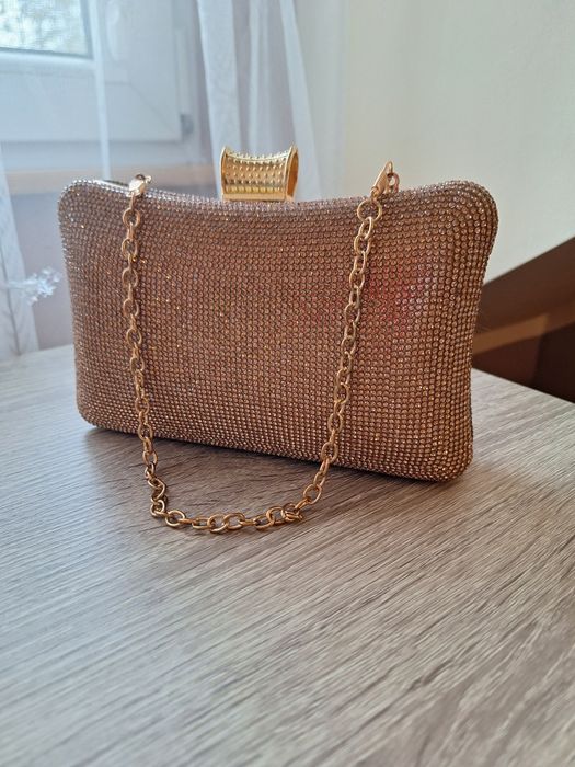 Złota kopertówka na krótkim łańcuszku