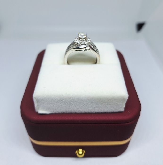 Piękny złoty pierścionek   14k oraz osadzony 49 kamieniami diamentami  

Cena 7999 zl