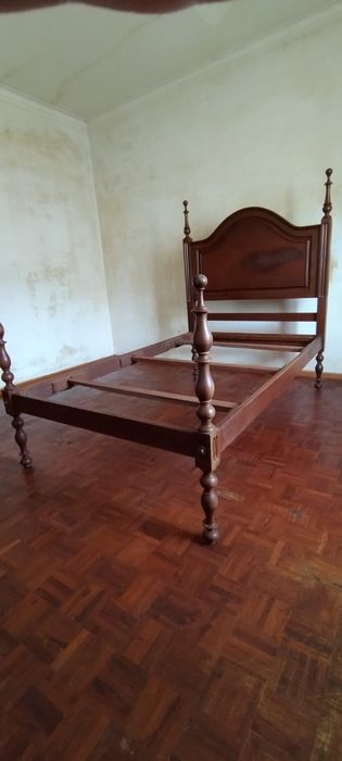 Cama de madeira antiga