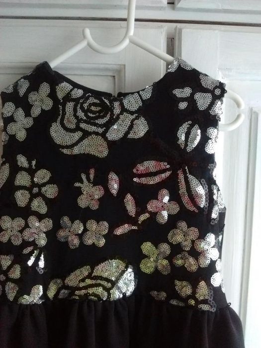 Sukienka czarna cekiny 122/128