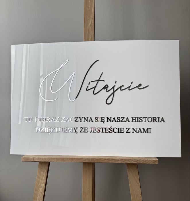 Biała tablica powitalna pleksi srebrny lustrzany napis dekoracje sali