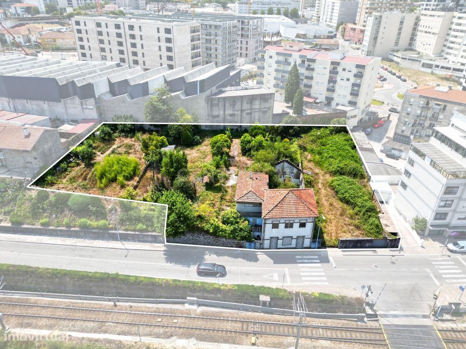 Moradia com terreno para construção em altura em Arcozelo, Barcelos