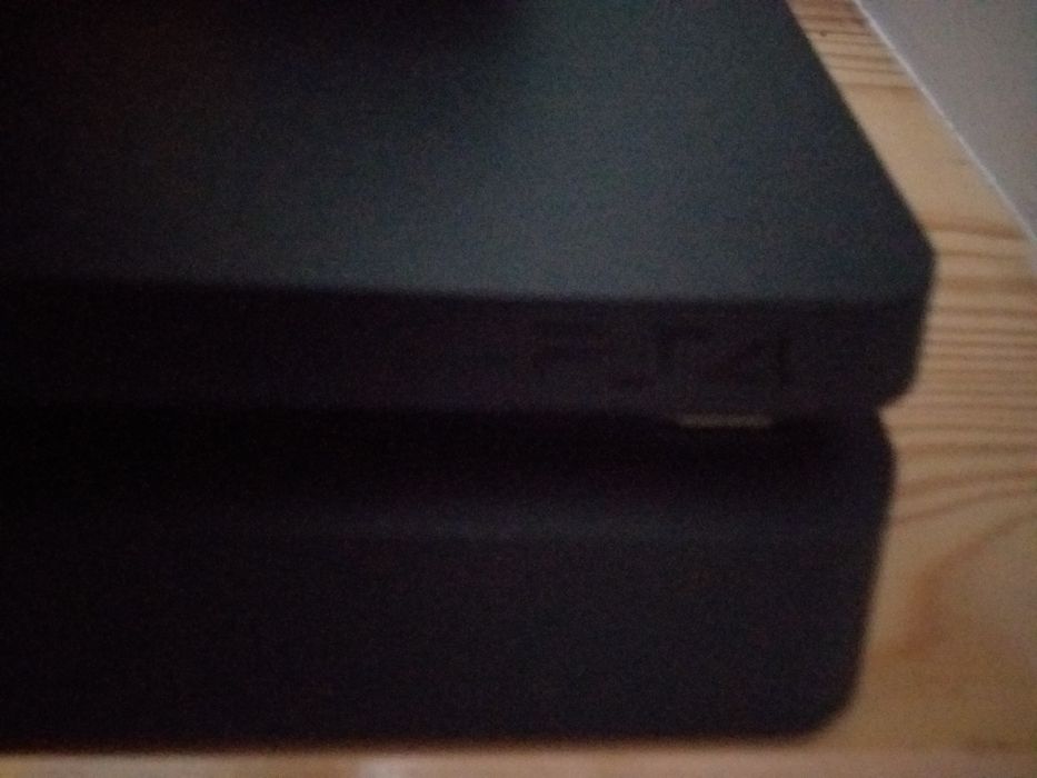 Sprzedam Ps4  w idealnym stanie +2pady i gry