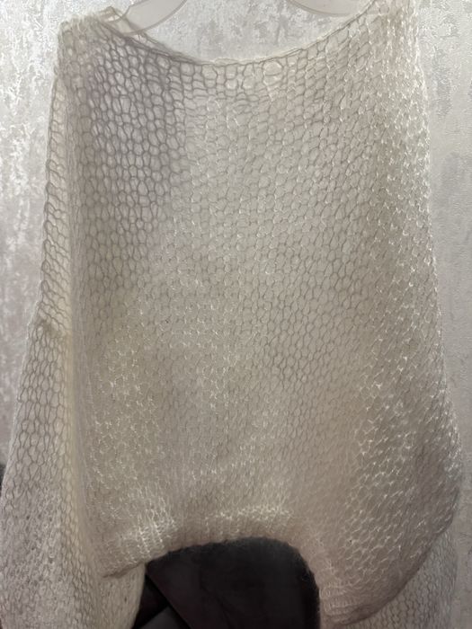 Вʼязана кофта і пояс з пірʼям