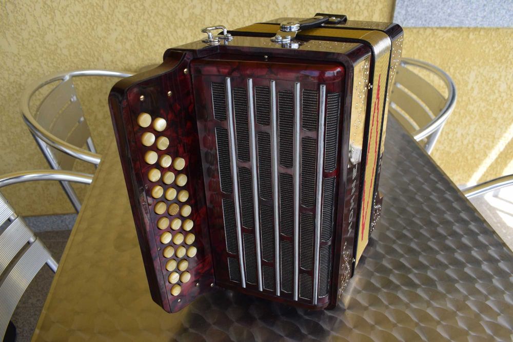 Hohner Norma II 3 voz Fa# La3 Re#