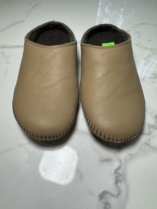 Тапки з натуральної шкіри.