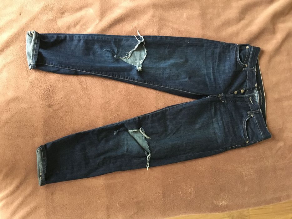 Spodnie boyfriend jeansy z dziurami firmy Bershka