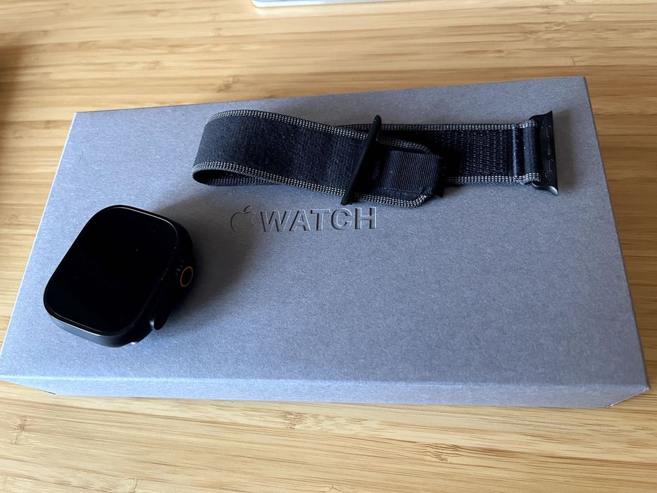Apple Watch Ultra 3 GPS + Cellular, Caixa em titânio preto de 49 mm com Loop Trail preto/carvão ‑ S/M