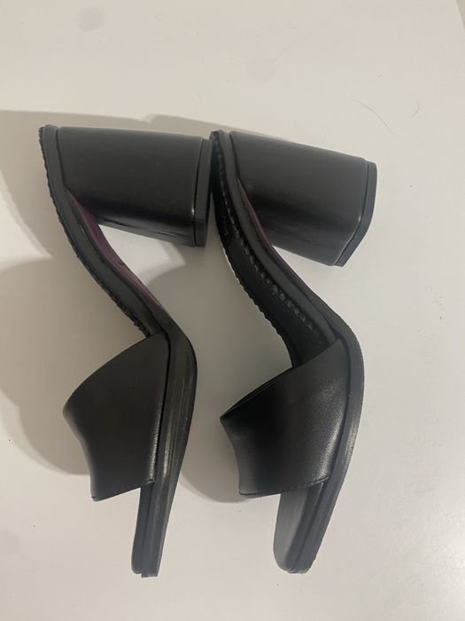 Шльопанці шкіряні нові