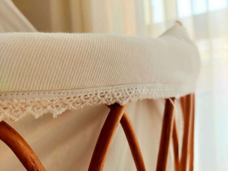 Berço Artesanal em Vime com Dossel e Tecidos Bordados à Mão – Encantadora e Única