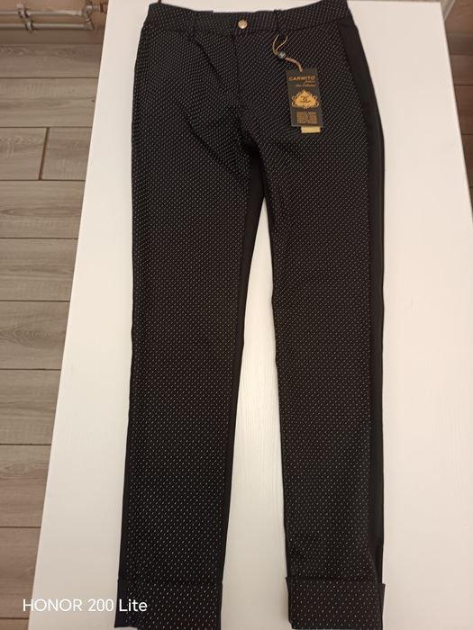 Piękne nowe spodnie w groszki