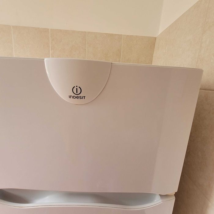 Lodówka z zamtażalnikiem INDESIT 140 cm