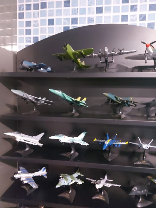 Colecção com 29 aviões históricos mais estante expositora
