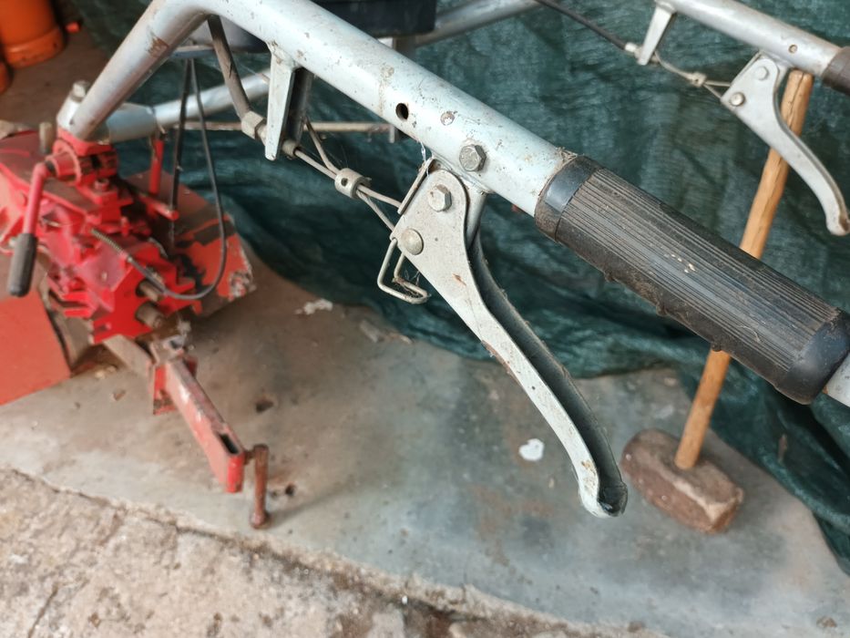 Várias alfaias e caixa de  transferências motoenxada