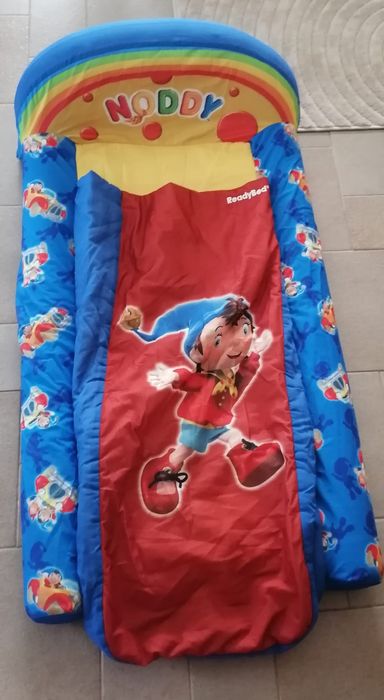 Cama insuflável de criança