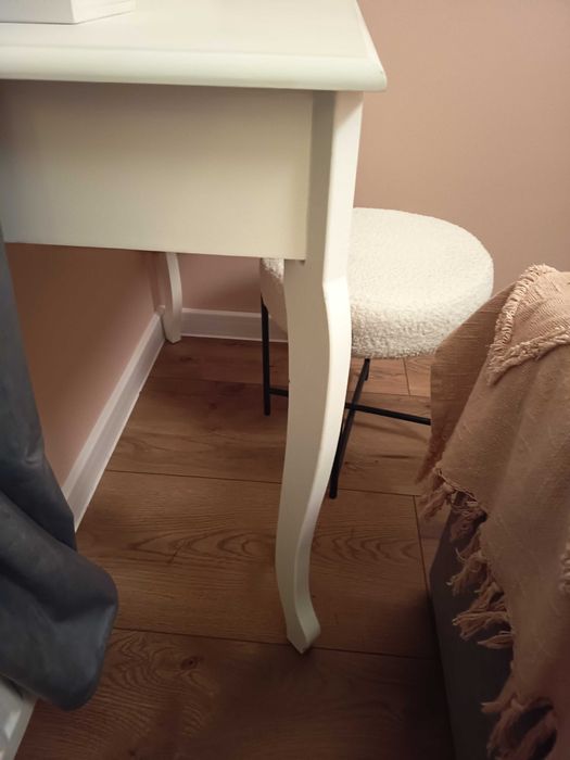 Biała toaletka z lustrem